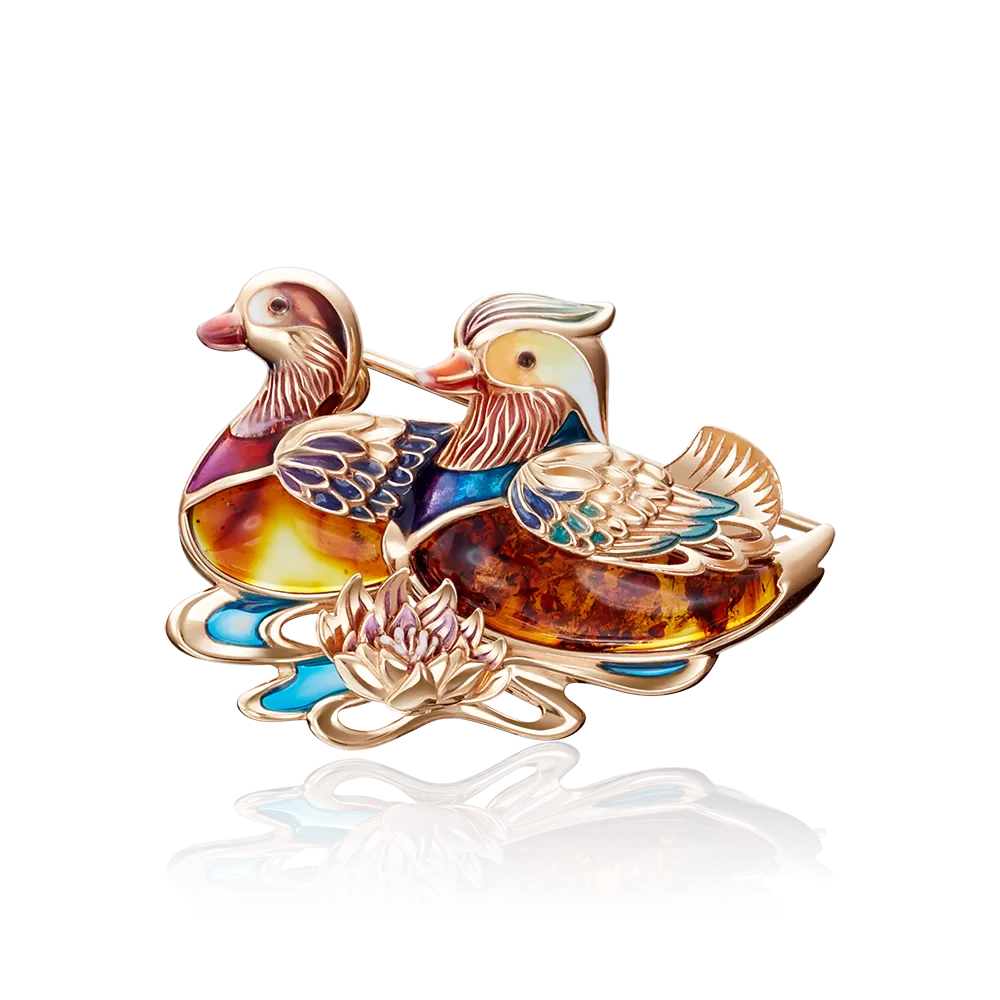 Брошь «Утки-мандаринки» из красного золота с янтарём и эмалью 04-0199-00-271-1110-46